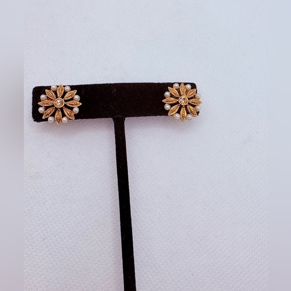 Vintage 1928 Faux Pearl And Rhinestone Flower Stud Earrings Gold Tone 1/2”